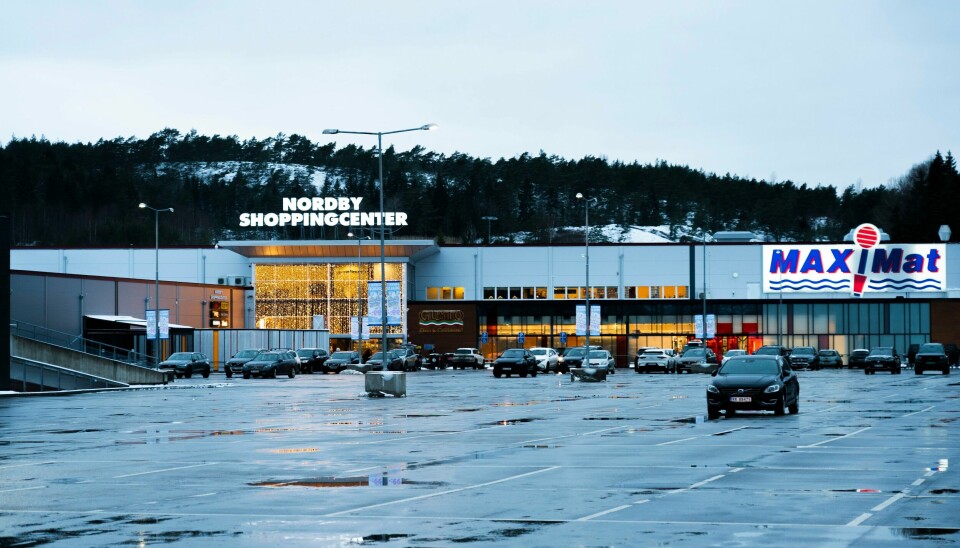 Nordby Shoppingcenter hadde en omsetning på 1,3 milliarder svenske kroner i 2021. Det er langt unna nivået de lå på før koronapandemien. Ifølge senterleder Ståle Løvheim har de mistet 70 prosent av kundene sine. Nordby Shoppingcenter hadde en omsetning på 1,3 milliarder svenske kroner i 2021. Det er langt unna nivået de lå på før koronapandemien. Ifølge senterleder Ståle Løvheim har de mistet 70 prosent av kundene sine.