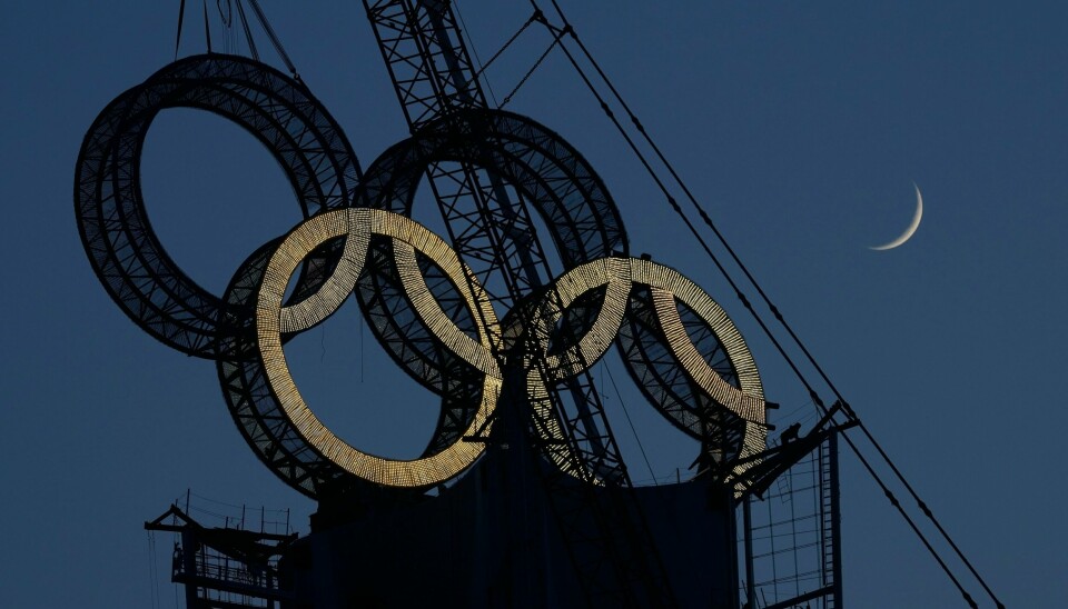 OL-ringene løftes på plass på et bygg i Beijing. IOC forsikret under videokonferanser onsdag at lekene vil bli holdt som planlagt. OL-ringene løftes på plass på et bygg i Beijing. IOC forsikret under videokonferanser onsdag at lekene vil bli holdt som planlagt. Foto: Ng Hanguan, AP / NTB