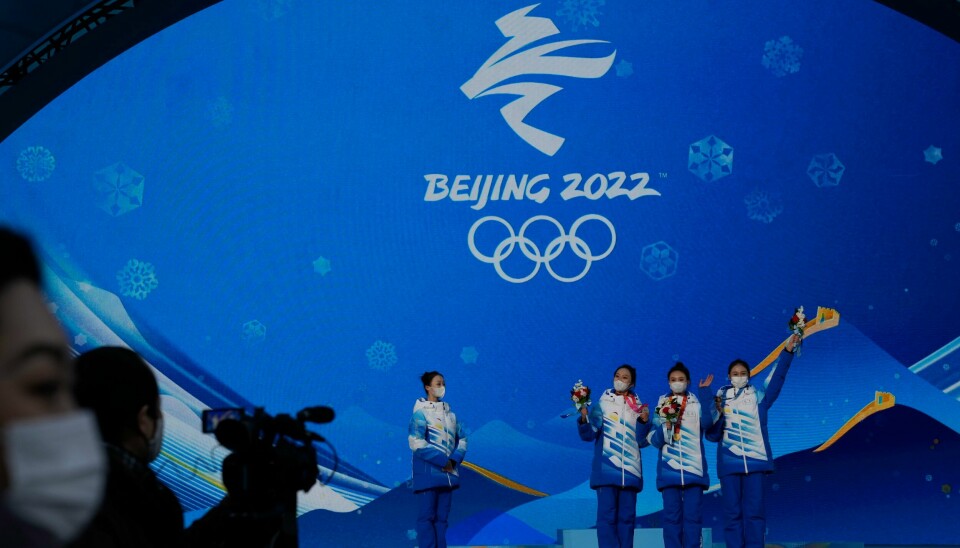 Fra en medaljeseremoni-øvelse i Beijing. 4. februar tennes OL-ilden. Fra en medaljeseremoni-øvelse i Beijing. Foto: Ng Han Guan, AP / NTB