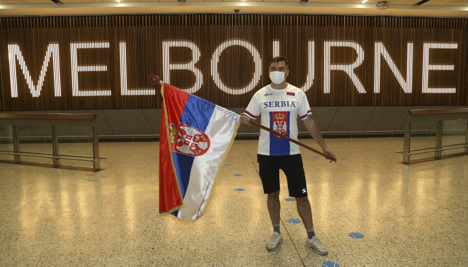 En serbisk supporter av Novak Djokovic markerer sin støtte på flyplassen i Melbourne. En serbisk tilhenger av Novak Djokovic ventet forgjeves på ham i ankomsthallen på flyplassen i Melbourne. Foto: Hamish Blair, AP / NTB