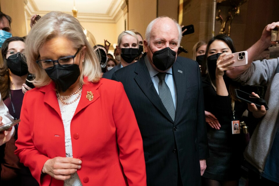 Det republikanske kongressrepresentanten Liz Cheney sammen med sin far, tidligere visepresident Dick Cheney, under markeringen av årsdagen for kongresstormingen torsdag. Det republikanske kongressrepresentanten Liz Cheney sammen med sin far, tidligere visepresident Dick Cheney, under markeringen av årsdagen for kongresstormingen torsdag. Foto: Manuel Balce Ceneta / AP / NTB