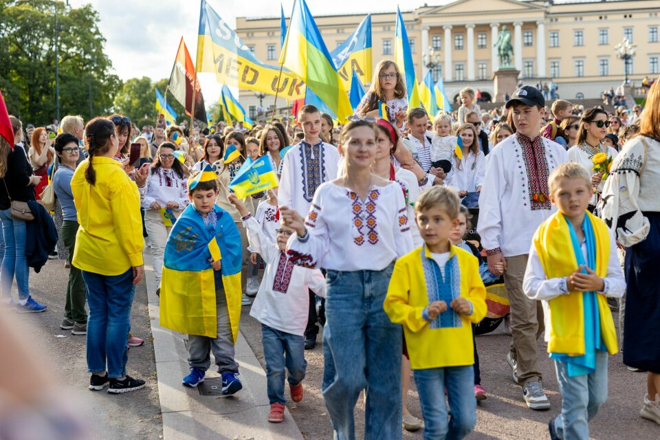 Det har kommet mange tusen ukrainere til Norge etter Russlands fullskalainvasjon i februar 2022. Bildet viser ukrainere som markerer Ukrainas uavhengighetsdag i Oslo.