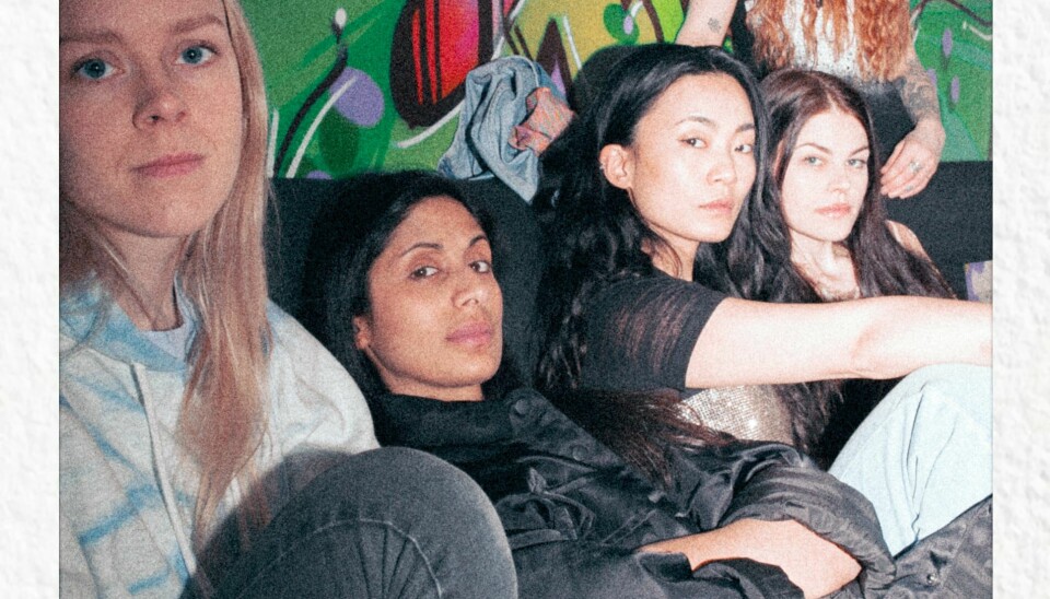 Hvis et blikk kunne drepe, hva så? Forestillingen «Blikk» på Kloden teater, er regissert av Mine Nilay Yalcin, med Hina Zaidi, Amalie Hyung Ju Eggen, Lisa Birkenes Thun, Madeleine F. Røseth og Julia Sørensen på scenen. Fotograf: Maren Blomstereng «Blikk» på Kloden teater, av Mine Nilay Yalcin, med Hina Zaidi, Amalie Hyung Ju Eggen, Lisa Birkenes Thun, Madeleine F. Røseth og Julia Sørensen.