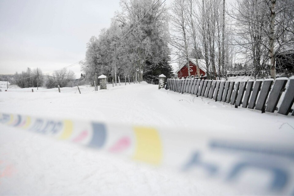 Stedet i Tolga der tre personer ble utsatt for vold og en person ble bortført. Vingelen 20220103. Mandag formiddag er det fortsatt politisperringer der tre personer ble utsatt for vold på en privat adresse i Vingelen i Tolga kommune natt til søndag 2. januar. En av de tre personene ble tatt med av de mistenkte, men kom til rette sent søndag kveld. Politiet etterforsker hendelsen som en frihetsberøvelse.Foto: Annika Byrde / NTB