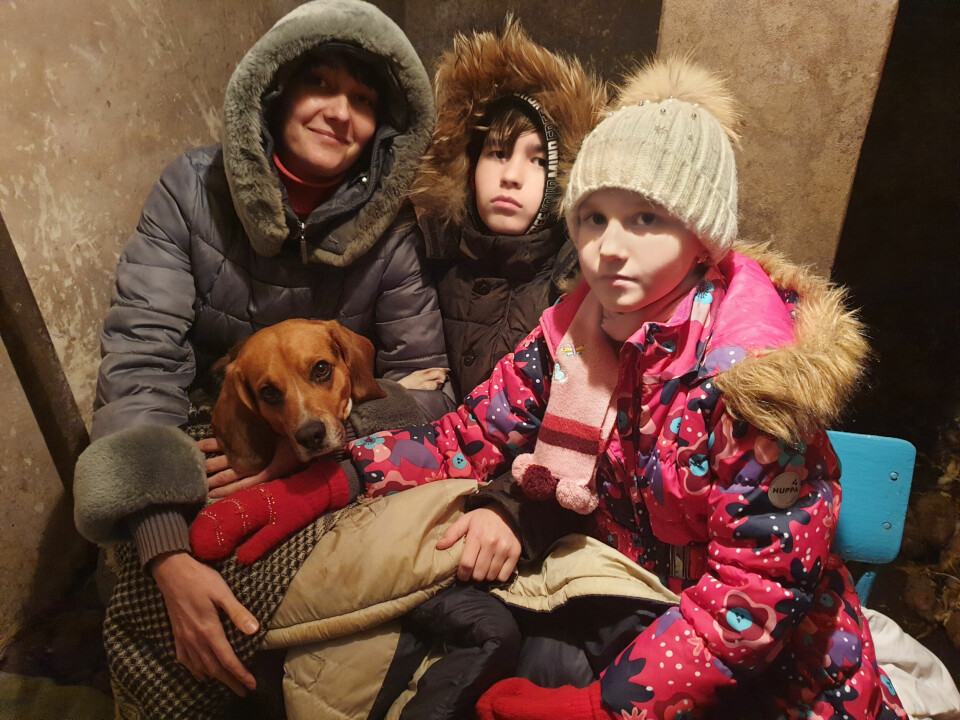 Mens Yuliia Polotska og familien var i Rivne, måtte de flere ganger i døgnet søke tilflukt i kjelleren. Her med hunden Bucks som er igjen i Ukraina. – Barna og jeg savner ham så fælt, sier Polotska. Yuliia Polotska og familien søker tilflukt i en kjeller.