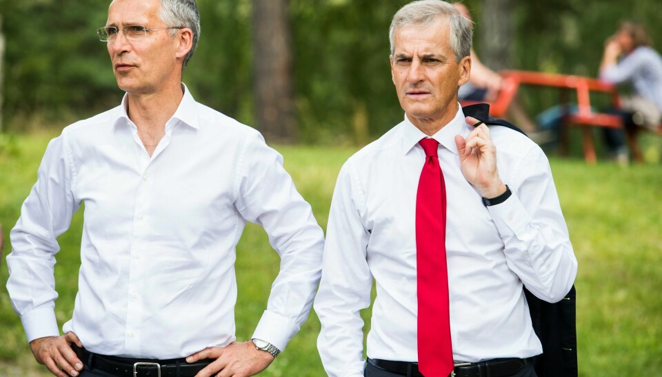 Nato-sjef Jens Stoltenberg og Ap-leder Jonas Gahr Støre sammen under en 22. juli-markering sommeren 2017. Det er Finansdepartementet som har ansvaret for ansettelse av ny sentralbanksjef. Støre har meldt seg inhabil i saken på grunn av sitt nære vennskap med Stoltenberg. Foto: Jens Stoltenberg og Jonas Gahr Støre ved siden av hverandre i hvite skjorter, grønt gress i bakgrunnen.