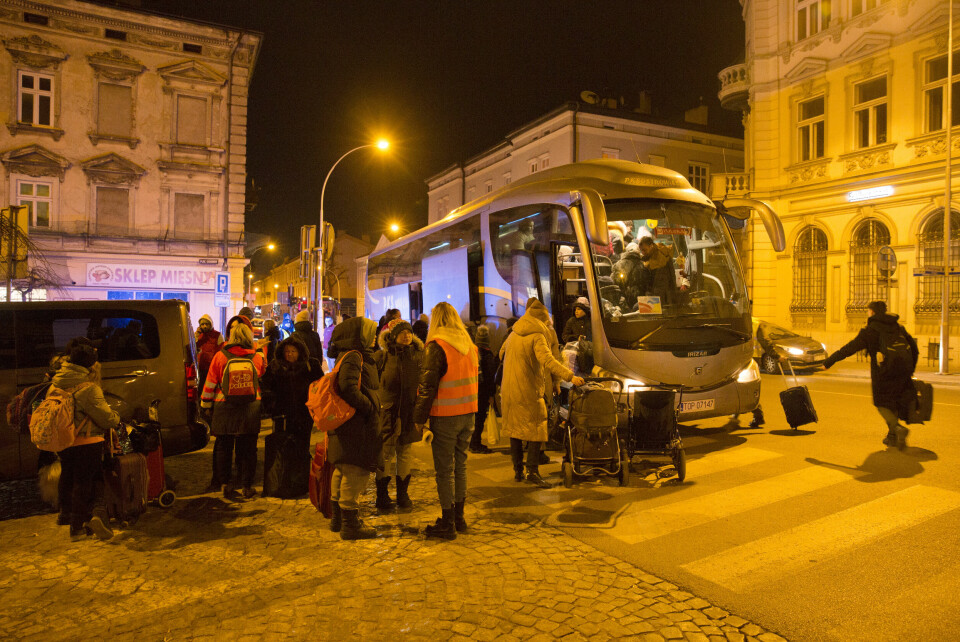 Fra togstasjonen i Przemysl blir mange av flyktningene kjørt videre med buss til de store byene i Polen. Fra togstasjonen i Przemysl blir mange av flyktningene kjørt videre med buss til de store byene i Polen.