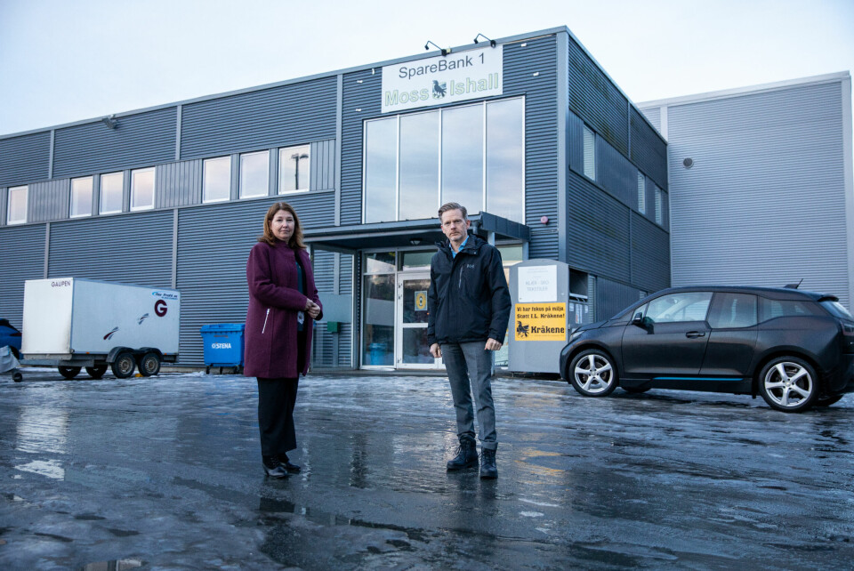 Høyre-politikerne Turid Kristensen og Tage Pettersen foran Moss ishall. Der økte strømutgiftene til 136.000 kroner i desember, til tross for en rekke energibesparende tiltak. Tage Pettersen, nestleder i stortingets familie- og kulturkomité, med Turid Kristensen, Høyres idrettspolitiske talsperson, foran Moss ishall. Der økte strømutgiftene til nesten 100.000 kroner i desember, til tross for en rekke energibesparende tiltak.