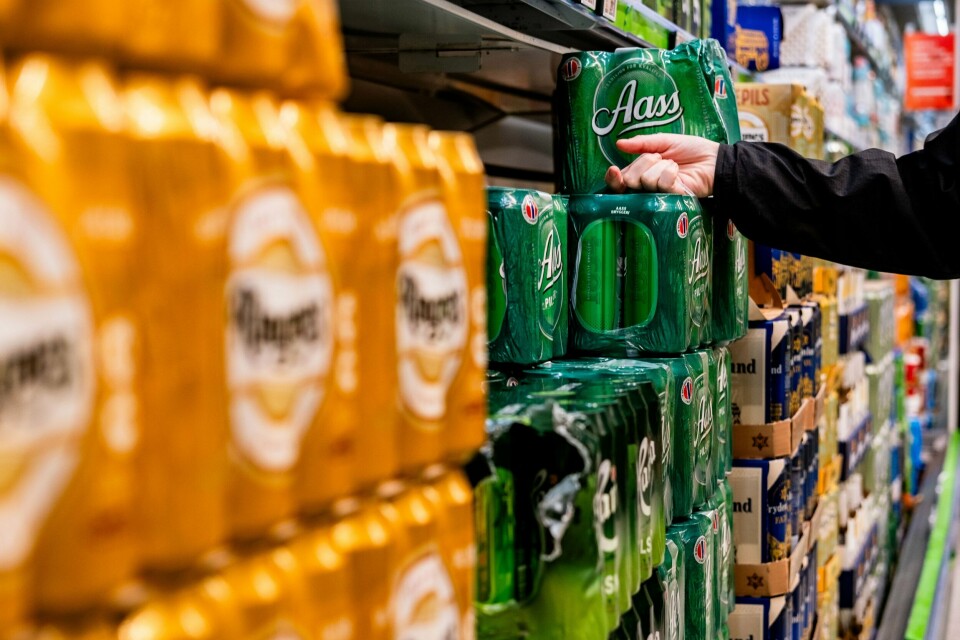 Folk må vise legitimasjon når man kjøper alkohol selv om en nærbutikk er ubemannet, men Helsedirektoratet mener ordningen kan være ulovlig. En mann i 20-årene i Drammen er tatt for å ha stjålet øl 52 ganger i år. Illustrasjonsfoto: Emilie Holtet / NTB
