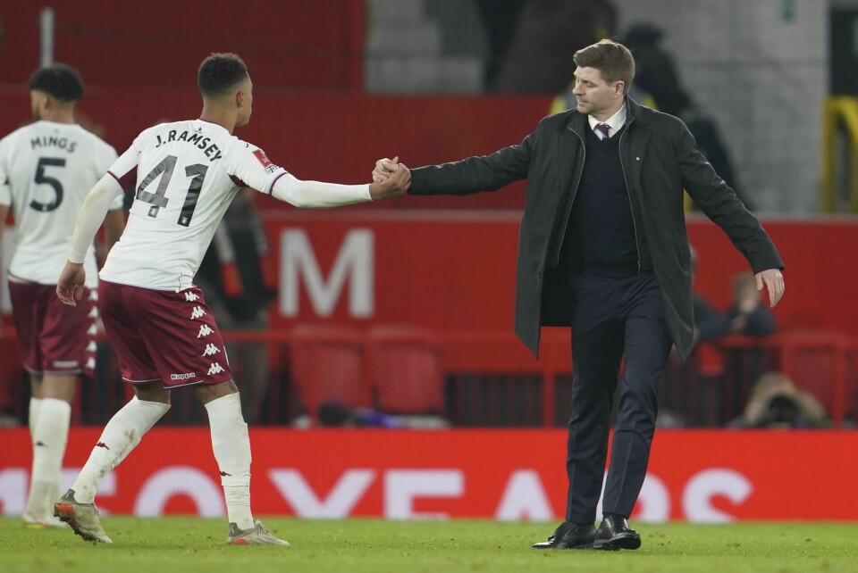 Aston Villa-manager Steven Gerrard takker Jacob Ramsey for kampen etter tapet for Manchester United i FA-cupen nylig. Torsdag sikret Villa seg en ny back fra Everton. Aston Villa-manager Steven Gerrard takker Jacob Ramsey for kampen etter tapet for Manchester United i FA-cupen nylig. Torsdag sikret Villa seg en ny back fra Everton. Foto: Jon Super / AP / NTB