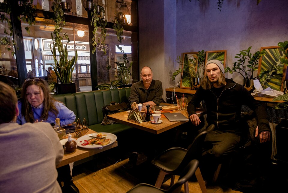 Terje Christensen (t.v.) og Christopher Mysko på pizzarestauranten Mamma Mia i Przemysl. Pizzarestauranten har fungert som et slags hovedkvarter for Christensen og andre, som nå jobber med å koordinere innsatsen til de utenlandske frivillige som kommer til Polen for å hjelpe. Terje Christensen.