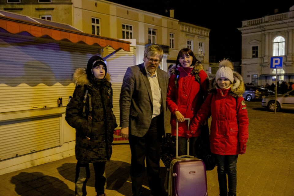 Familien Polotska er utslitt etter den lange flukten fra Ukraina til den polske byen Przemysl. Gleden er stor når de endelig møter Eduard Lanner, mannen som nå gir familien en frihavn i sitt eget hjem i Graz, Østerrike. Yuliia Polotska