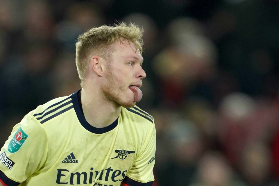 Arsenal ber om utsettelse av nabooppgjøret mot Tottenham på grunn av mangel på tilgjengelige spillere. Her er keeper Aaron Ramsdale under torsdagens ligacupsemifinale mot Liverpool. Arsenal ber om utsettelse av nabooppgjøret mot Tottenham på grunn av mangel på tilgjengelige spillere. Her er keeper Aaron Ramsdale under torsdagens ligacupsemifinale mot Liverpool. Foto: Jon Super, AP / NTB