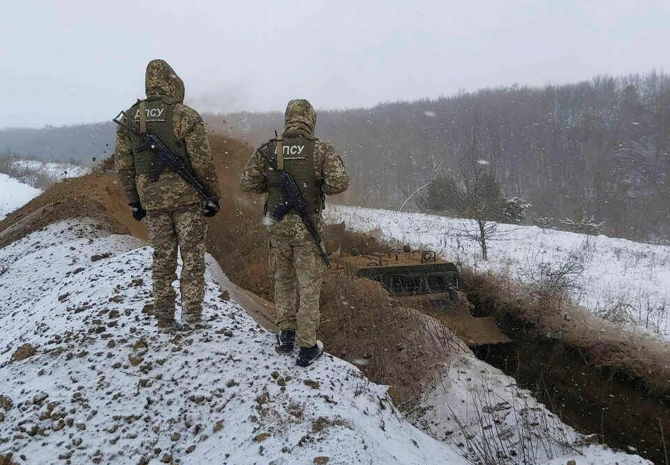 Ukrainske grensesoldater langs grensen til områdene kontrollert av russiske separatister. Ukrainske grensesoldater langs grensen til områdene kontrollert av russiske separatister. Foto: Ukrainian Board Guard Press Office via AP / NTB