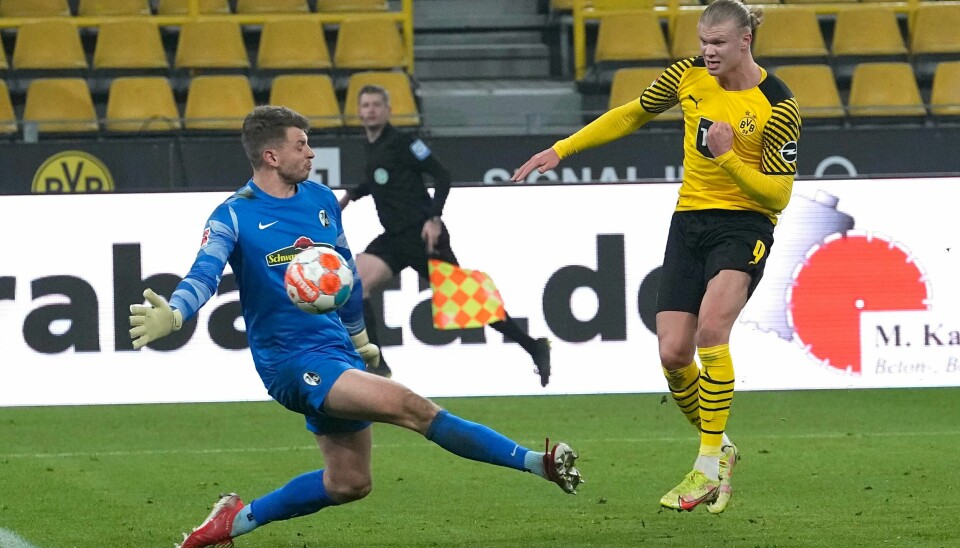 Erling Braut Haaland scorer sitt første mål i 2022 ved å overliste Freiburg-keeper Benjamin Uphoff og gi Borussia Dortmund 3-0-ledelse. Erling Braut Haaland scorer sitt første mål i 2022 ved å overliste Freiburg-keeper Benjamin Uphoff og gi Borussia Dortmund 3-0-ledelse. Foto: Martin Meissner, AP / NTB