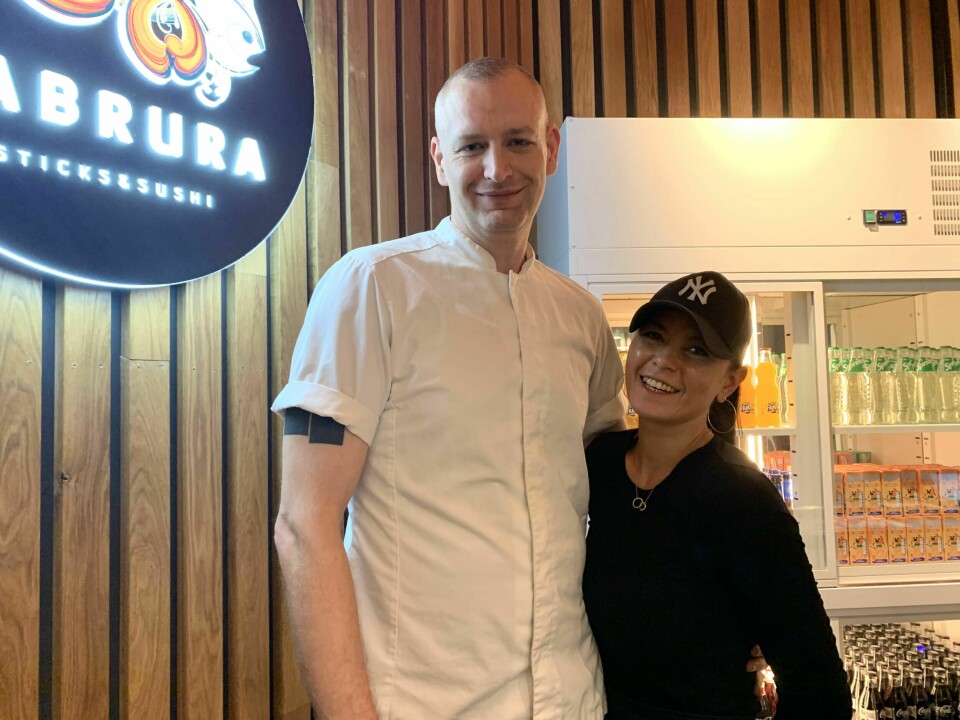Sjefskokk Rafal Rytel og daglig leder Stina Chantell Tveitane er glad de kan bidra til mindre matsvinn ved å dele ut forundringsposer. Sabrura Herbarium er fornøyde med å ha solgt flest Too Good To Go poser i Rogaland.