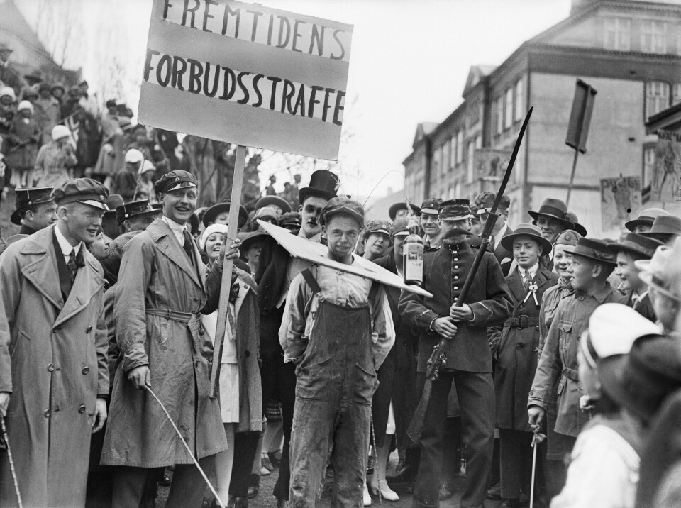 Russ fra Frogner skole i Niels Juels gate 17. mai 1925 viser sin motstand mot alkoholforbudet. Hartvig Nissens skole i bakgrunnen. Russ fra Frogner skole i Niels Juels gate 17. mai 1925 viser sin motstand mot alkoholforbudet. Hartvig Nissens skole i bakgrunnen.