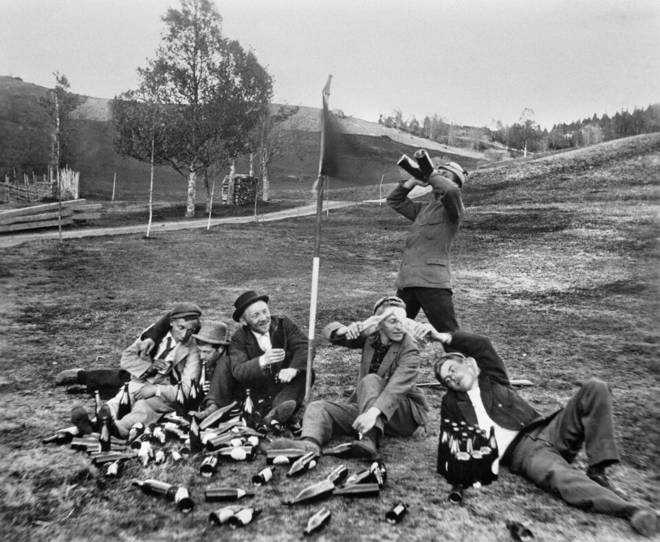 Sterke sosialpolitiske krefter kjempet for totalavhold, og i årene 1916-1926 var det brennevinsforbud i Norge. Bildet viser et drikkelag fra 1897. Sterke sosialpolitiske krefter kjempet for totalavhold, og i årene 1916-1926 var det brennevinsforbud i Norge. Bildet viser et drikkelag fra 1897.