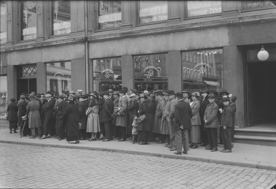 Forventningsfulle folk i kø utenfor Vinmonopolet i Akersgata 30 3. mai 1923 – første salgsdag etter at hetvinsforbudet ble opphevet. Forventningsfulle folk i kø utenfor Vinmonopolet i Akersgata 30 3. mai 1923 – første salgsdag etter at hetvinsforbudet ble opphevet.