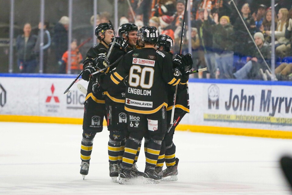 Ringerike jubler for Michael Söderberg sin 4-5-redusering under eliteseriekampen i ishockey mellom Ringerike Panthers og Frisk Asker i Schjongshallen i 2018. Ringerike jubler for Michael Söderberg sin 4-5-redusering under eliteseriekampen i ishockey mellom Ringerike Panthers og Frisk Asker i Schjongshallen i 2018. Foto: Fredrik Hagen / NTB.