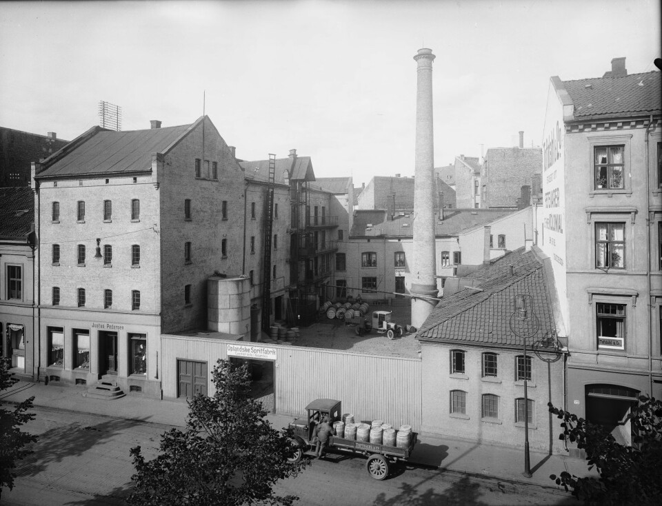 I 1925 kjøpte Vinmonopolet samtlige aksjer i Oplandske Spritfabriks destilleri i Stenersgata 20. Da Vinmonoplet kjøpte Løiten Brænderis Destillition i 1927 var alle destillerier samlet på en hånd, men brennerier og gjærspritfabrikkene var fortsatt private bedrifter. Bildet viser Oplandske spritfabrikk i 1925. I 1925 kjøpte Vinmonopolet samtlige aksjer i Oplandske Spritfabriks destilleri i Stenersgata 20. Da Vinmonoplet kjøpte Løiten Brænderis Destillition i 1927 var alle destillerier samlet på en hånd, men brennerier og gjærspritfabrikkene var fortsatt private bedrifter. Bildet viser Oplandske spritfabrikk i 1925.