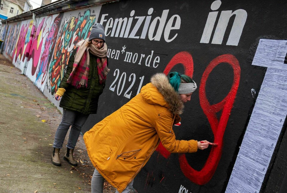 På dette bildet fra november 2021 oppdateres tallet på drepte kvinner i Østerrike til 29 på en minnevegg i Wien. Alle drapene på kvinner er nå et mye diskutert tema i landet. A photo taken on November 30, 2021 shows a woman repainting a wall commemorating the number of femicides in Austria in 2021 to 29 - referring to a woman killed at Vienna's Yppen Square - in Vienna. - Painted in blood red on an improvised memorial in Vienna, the number 31 is a stark reminder of a grim toll: the women killed by men in Austria last year. After several particularly horrific cases among the killings were widely reported in the media, the issue of femicide is now squarely under the spotlight. In a small, wealthy country where violent crime generally is rare, a public debate has begun, galvanising activists and forcing politicians to act. (Photo by ANDREA KLAMAR-HUTKOVA / AFP)