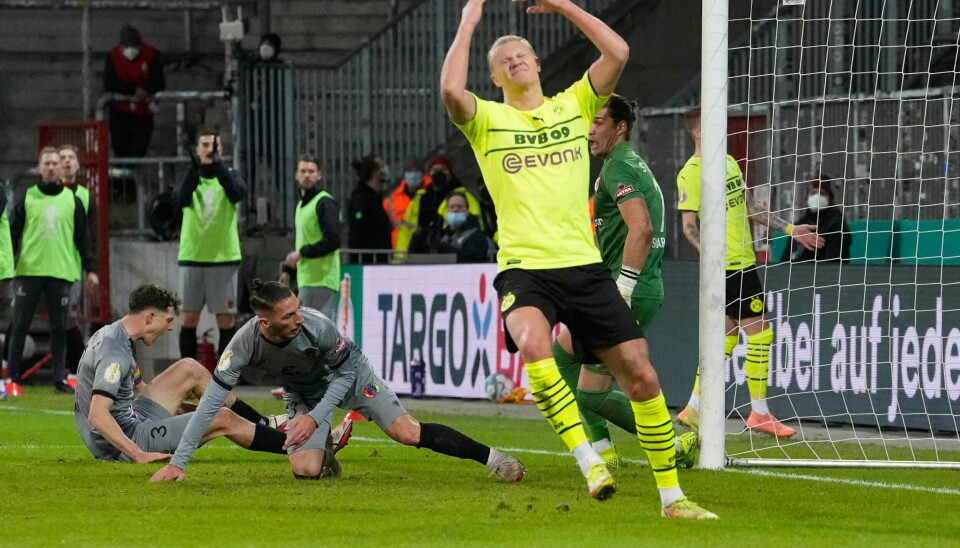Erling Braut Haaland fortviler over at ballen ikke nådde fram til ham på en Dortmund-sjanse i cuptapet mot St. Pauli. Erling Braut Haaland fortviler over at ballen ikke nådde fram til ham på en Dortmund-sjanse i cuptapet mot St. Pauli. Foto: Martin Meissner, AP / NTB