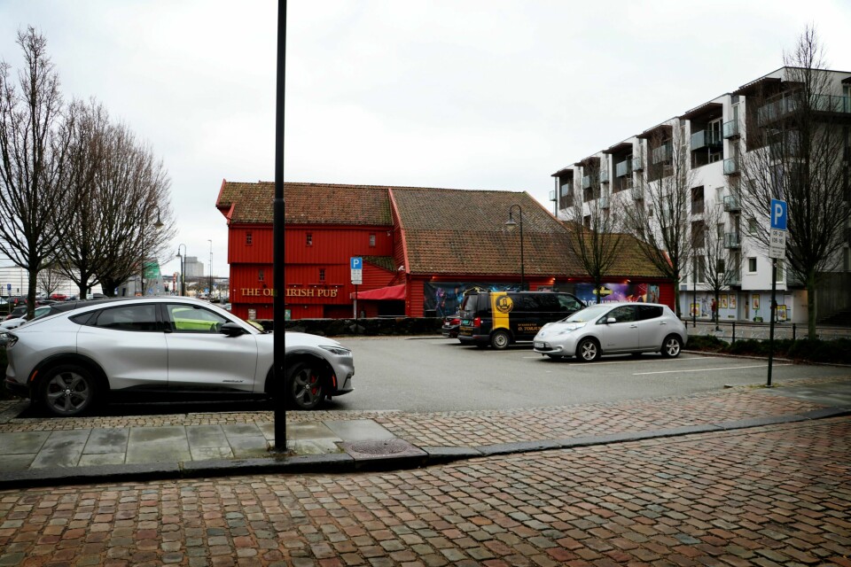 Kommunedirektøren foreslår å plassere det store sjakkbrettet fra Magnus Carlsen på Holmealmenningen i Stavanger sentrum. Kommunedirektøren foreslår å plassere det store sjakkbrettet fra Magnus Carlsen på Holmealmenningen i Stavanger sentrum.