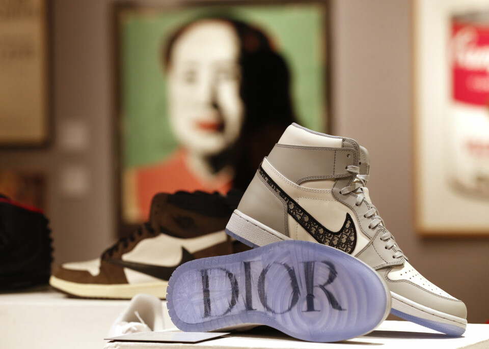 Her er et par Jordan X Dior. I bakgrunnenskimtes et par Jordan X Travis Scott. Dior