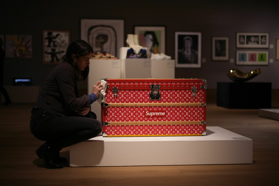 Louis Vuitton X Supreme limited edition Red and White Monogram Malle Courrier 90 Trunk. Denne er verdatt til vel 800.000 kroner. Vuitton