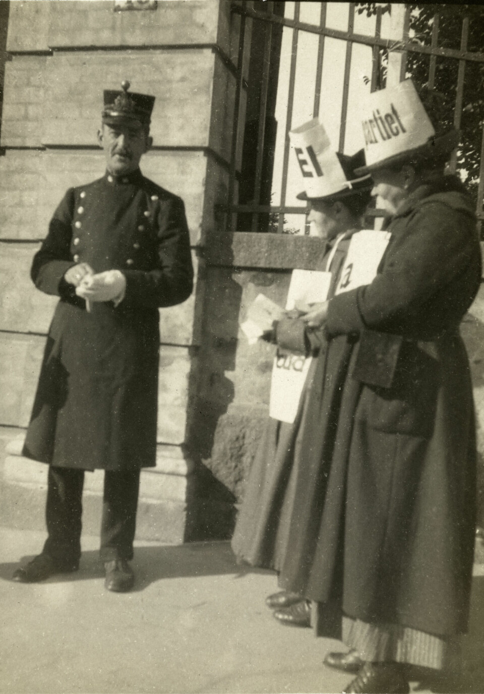 Listebærere fra Avholdspartiet og Nei-siden i Brennevinsavstemmingen utenfor valglokalet på Sofienberg skole 5. eller 6. oktober 1919. Striden månedene før folkeavstemmingen var den mest dramatiske og kampfylte om norsk alkoholpolitikk. Listebærere fra Avholdspartiet og Nei-siden i Brennevinsavstemmingen utenfor valglokalet på Sofienberg skole 5. eller 6. oktober 1919. Striden månedene før folkeavstemmingen var den mest dramatiske og kampfylte om norsk alkoholpolitikk.
