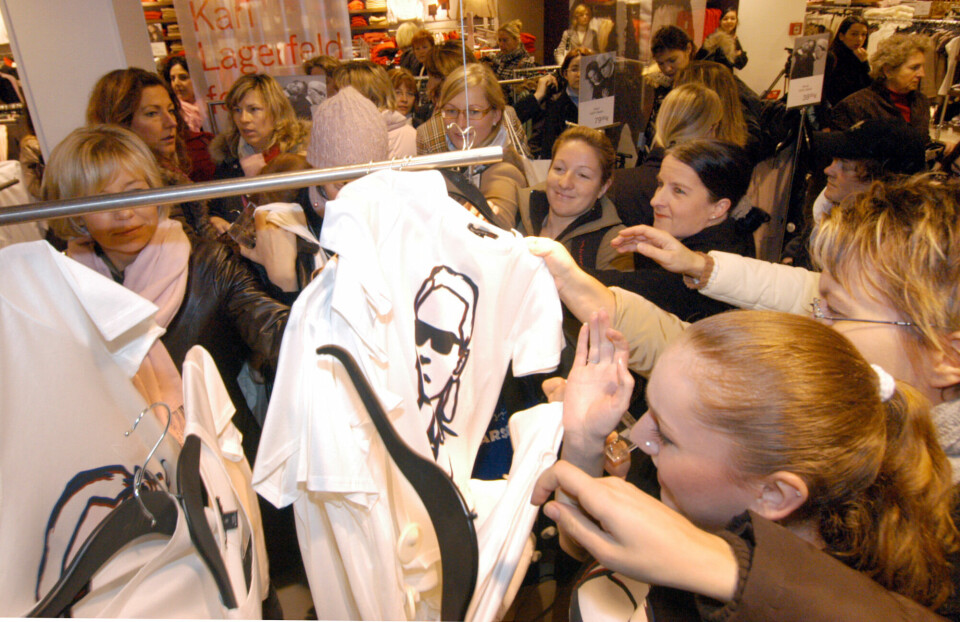 Kaos i November 2004, da H&M lanserte sitt samarbeid med selveste Karl Lagerfeld. Kaos i November 2004, da H&M lanserte sitt samarbeid med selveste Karl Lagerfeld.