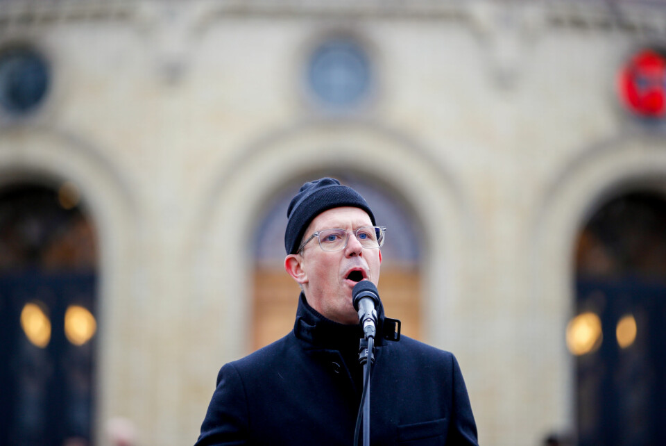Jan Fredrik Karlsen under demonstrasjonen mot uforholdsmessige og urimelige koronatiltak utenfor Stortinget. Jan Fredrik Karlsen var en av dem som holdt appell under demonstrasjonen foran Stortinget. Foto: Javad Parsa / NTB