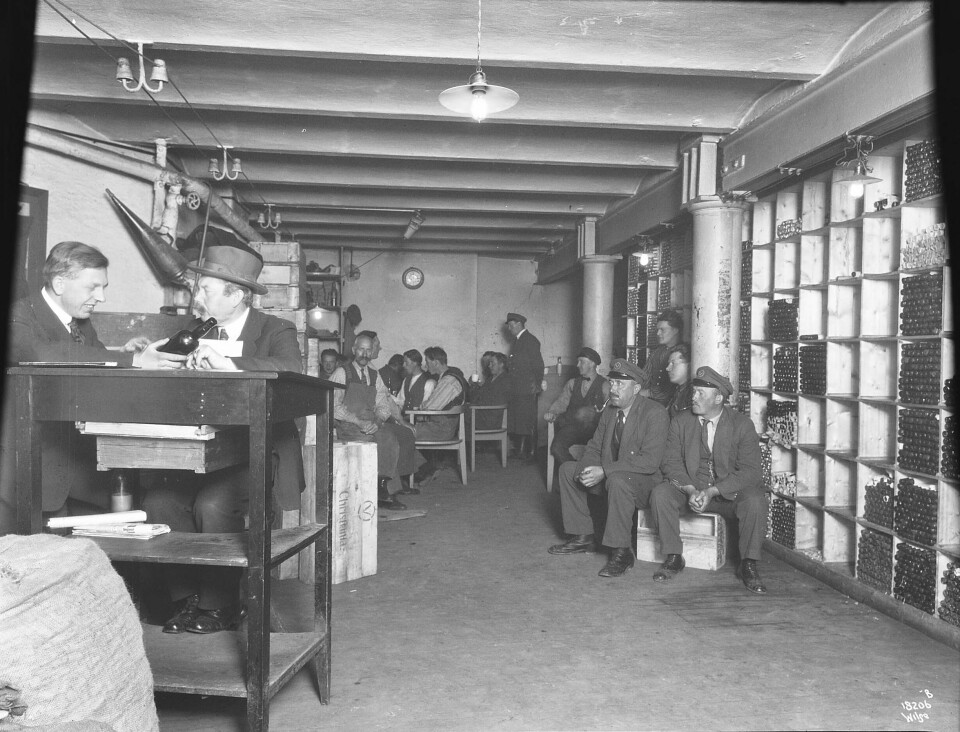 Arbeidere tar pause på Vinmonopolet A/S i 1924 i Tullins gate 4c i 1924. Arbeidere tar pause på Vinmonopolet A/S i 1924 i Tullins gate 4c i 1924.