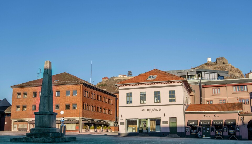 Halden. Illustasjonsfoto: Torgene i Halden sentrum står tomme som følge av koronaviruset. Fortsatt dukker det opp nye tilfeller med ukjent smittevei. Foto fra en stille påskedag: Fredrik Hagen / NTB