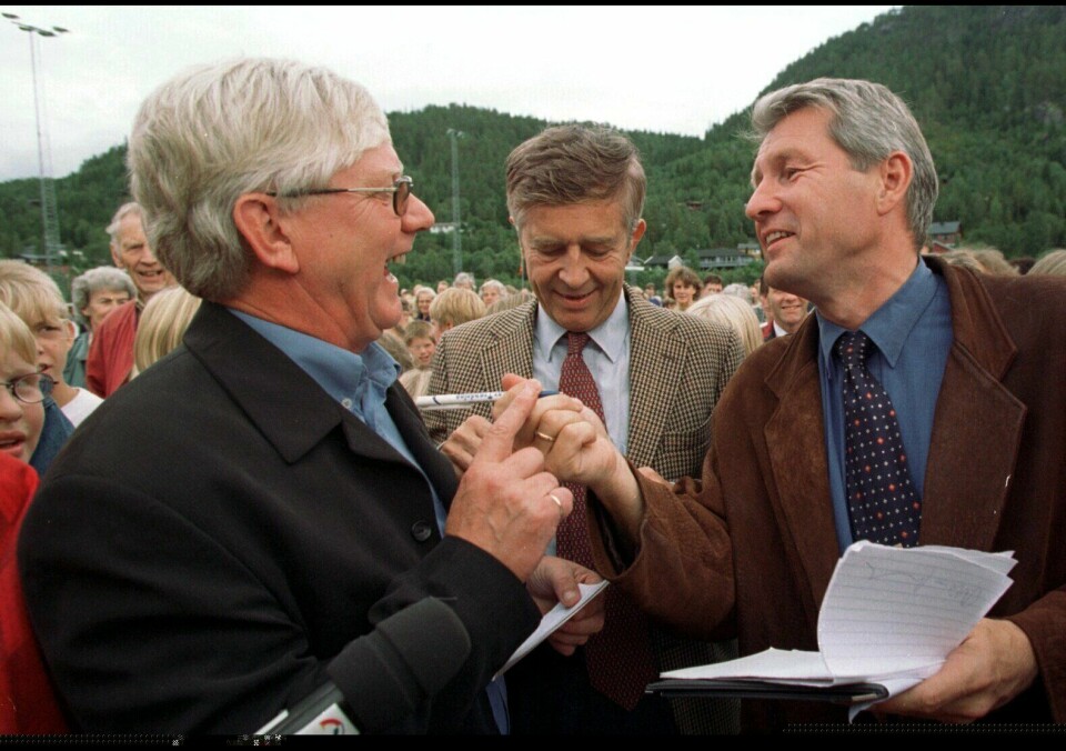 Løkken i Trøndelag 1997. Statsminister Thorbjørn Jagland (t.h.), Orkla-sjef Jens P. Heyerdahl (i midten), og Rosenborg-trener Nils Arne Eggen. Jagland skriver autografer. Nils Arne Eggen og Thorbjørn Jagland