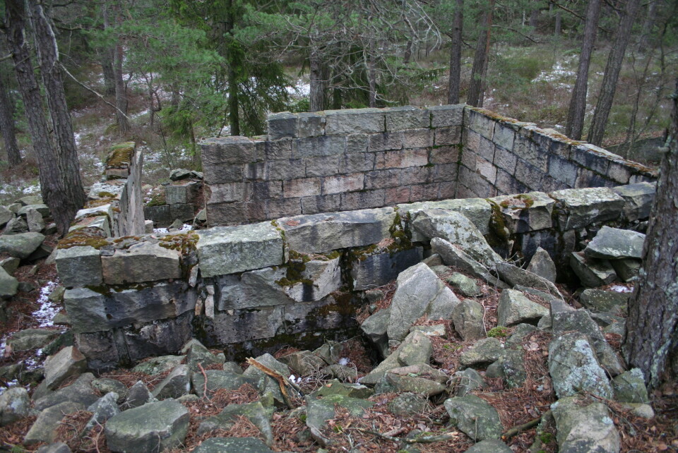 Nedenfor stien som fører ut mot sørspissen av åsen ligger en grunnmur fra 2. verdenskrig. Nedenfor stien som fører ut mot sørspissen av åsen ligger en grunnmur fra 2. verdenskrig.