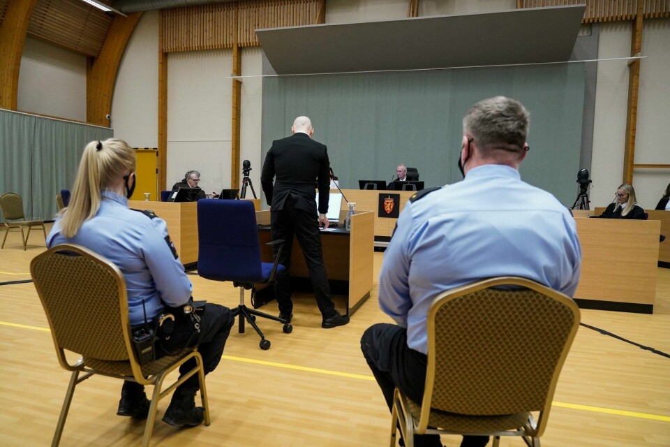 Terrordømte Anders Behring Breivik i den provisoriske rettssalen i Skien fengsel andre dag av rettssaken der han begjærer seg prøveløslatt. Skien 20220119. Terrordømte Anders Behring Breivik i den provisoriske rettssalen i Skien fengsel andre dag av rettssaken der han begjærer seg prøveløslatt.Saken behandles av Telemark tingrett.Massedrapsmannen Anders Behring Breivik, som nå kaller seg Fjotolf Hansen, ble året etter terrorangrepene mot Oslo og Utøya 22. juli 2011, dømt til 21 års forvaring med en minstetid på 10 år. 77 mennesker mistet livet i angrepene. POOLFoto: Ole Berg-Rusten / NTB
