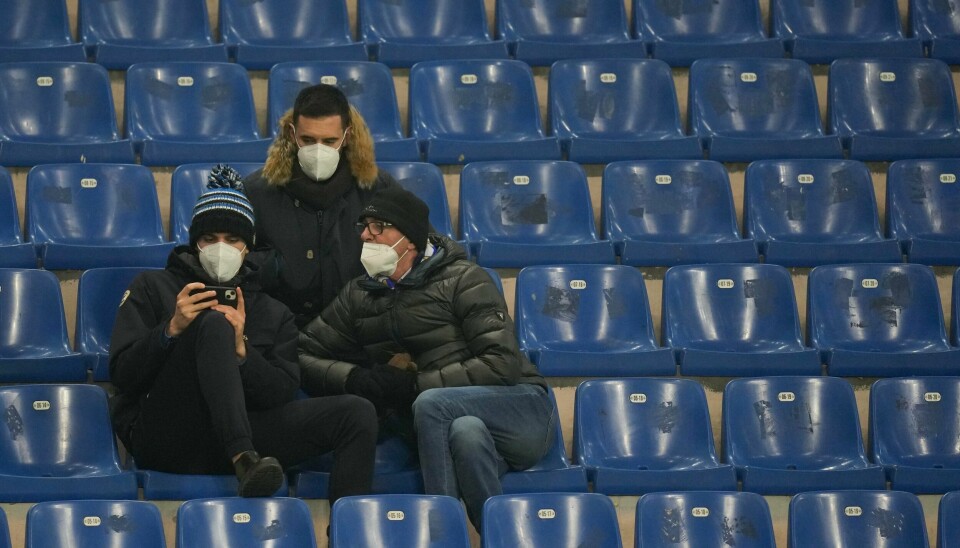 Bruken av filtrerende halvmasker av typen FFP2, her båret av tre fotballsupportere i Italia, blir mer og mer vanlig. FHI vil likevel fortsette å anbefale bruk av medisinske munnbind. Bruken av filtrerende halvmasker av typen FFP2, her båret av tre fotballsupportere i Italia, blir mer og mer vanlig. FHI vil likevel fortsette å anbefale bruk av medisinske munnbind. Foto: Antonio Calanni / AP / NTB