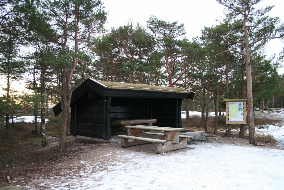 Det er flere fine rasteplasser på området, både tilrettelagte og naturlige. Rasteplass med overbygge og langbord.