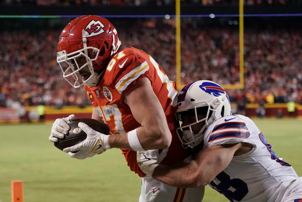 Travis Kelce fanger touchdownpasningen som avgjorde søndagens NFL-kvartfinale og sendte Kansas City Chiefs videre på bekostning av Buffalo Bills. Travis Kelce fanger touchdownpasningen som avgjorde søndagens NFL-kvartfinale og sendte Kansas City Chiefs videre på bekostning av Buffalo Bills. Foto: Charlie Riedel, AP / NTB
