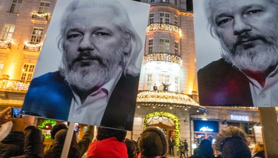Julian Assange har støttespillere i mange land som reagerer sterkt på at han kan bli utlevert til USA. Bildet viser plakater med bilder av Assange under fakkeltoget i Oslo i forbindelse med tildelingen av Nobels fredspris til Maria Ressa og Dmitrij Muratov. Julian Assange har støttespillere i mange land som reagerer sterkt på at han kan bli utlevert til USA. Bildet viser plakater med bilder av Assange under fakkeltoget i Oslo i forbindelse med tildelingen av Nobels fredspris til Maria Ressa og Dmitrij Muratov. Foto: Terje Pedersen / NTB