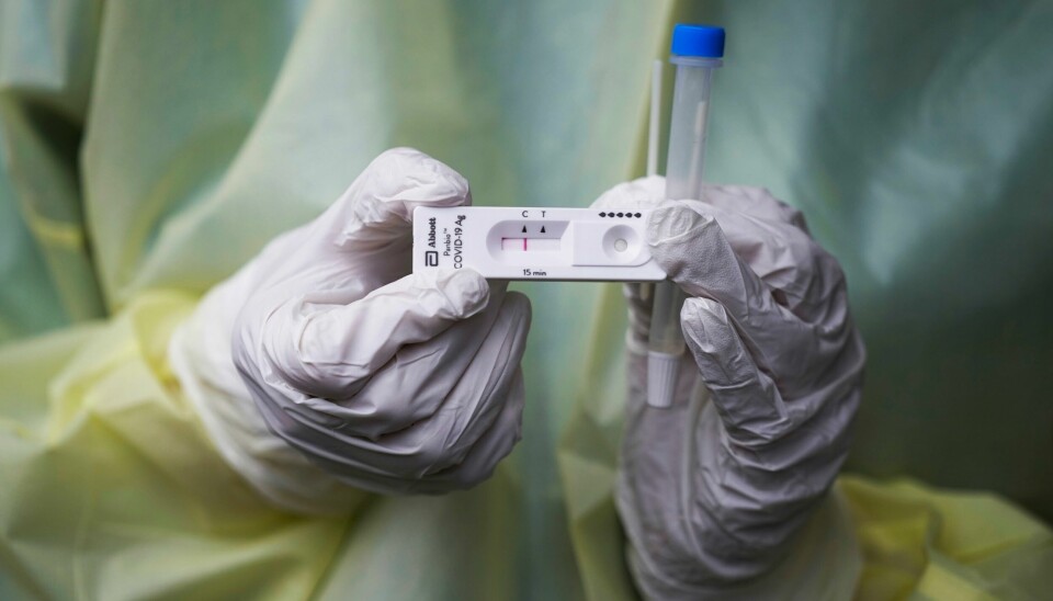 Denne demo hurtigtesten viser et negativt resultat. Nå vil Helsedirektoratet legge til rette for at man kan registrere positive tester uten å ta PCR-test etter positiv hurtigtest. Foto: Håkon Mosvold Larsen / NTB