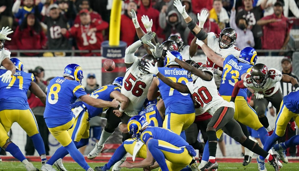 Matt Gay (8) sparker vinnerpoengene for Los Angeles Rams i NFL-kvartfinalen mot Tampa Bay Buccaneers, som hentet inn 24 poengs ledelse før Rams avgjorde med kampens siste ballberøring. Matt Gay (8) sparker vinnerpoengene for Los Angeles Rams i NFL-kvartfinalen mot Tampa Bay Buccaneers, som hentet inn 24 poengs ledelse før Rams avgjorde med kampens siste ballberøring. Foto: John Raoux, AP / NTB