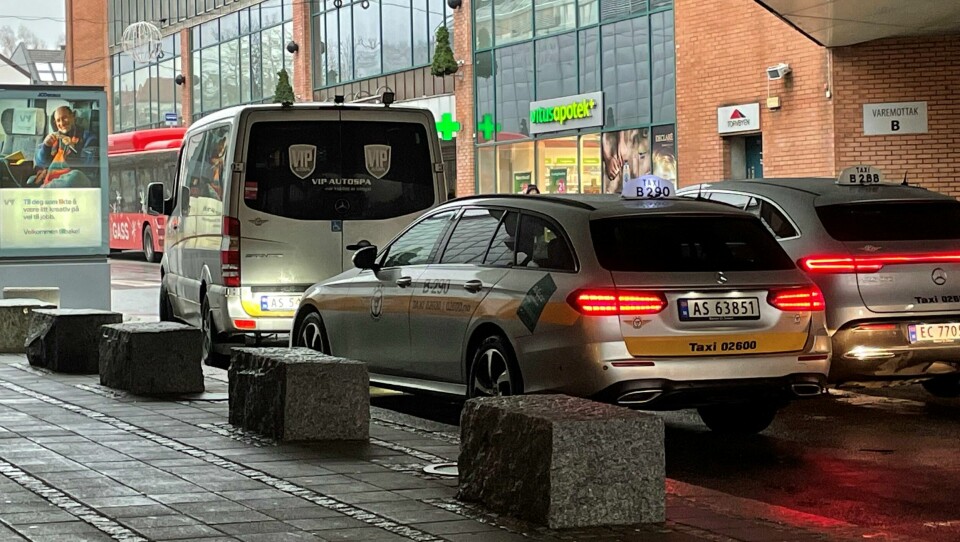 Regjeringen burde fryse tildelingen av nye drosjeløyver umiddelbart, mener Rødt. taxistopp fredrikstad
