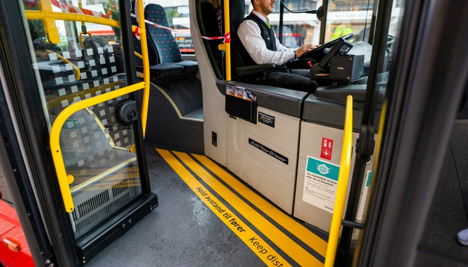Bussene i Oslo vil fra mandag igjen tillate påstigning fra døren foran i bussen. Første seterad vil fremdeles være avsperret. Bussene i Oslo vil fra mandag igjen tillate påstigning fra døren foran i bussen. Første seterad vil fremdeles være avsperret.Foto: Håkon Mosvold Larsen / NTB