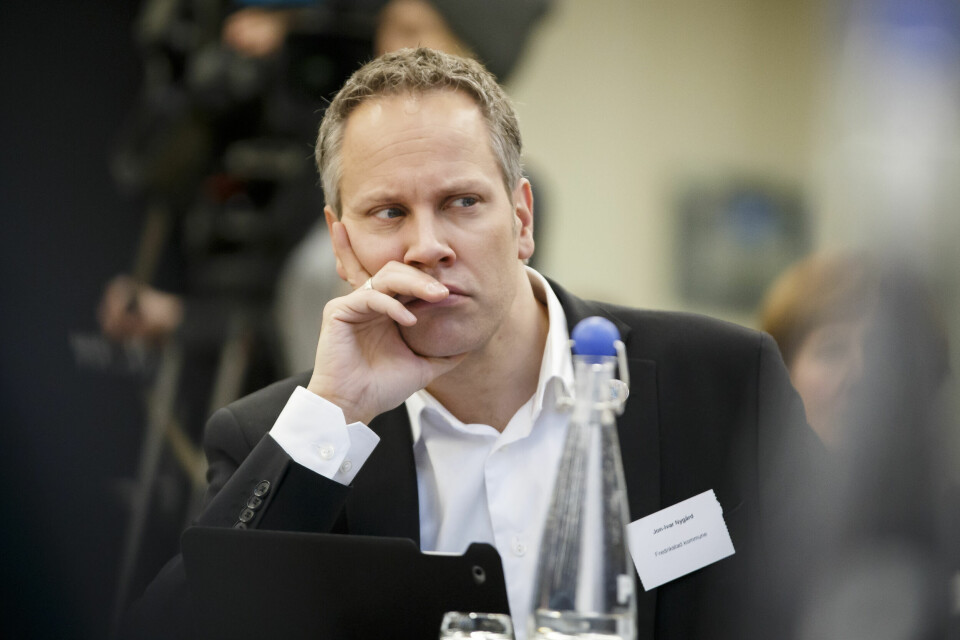 Samferdselminister Jon-Ivar Nygård (Ap) forstår utålmodigheten fra Rødt, men sier de er i gang med arbeidet. Jon-Ivar Nygård tar seg til ansiktet og ser konsentrert ut, i dress