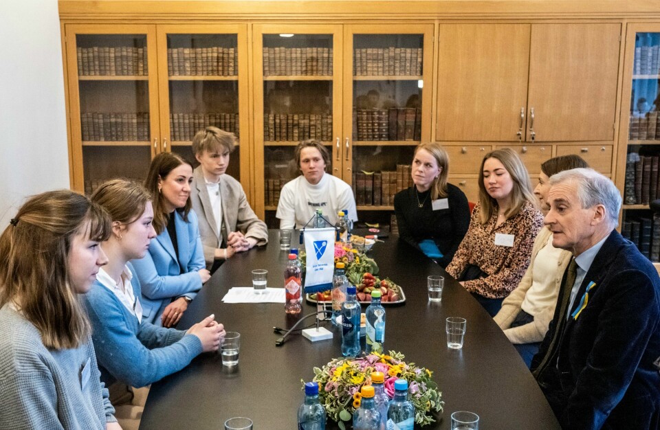 Statsminister Jonas Gahr Støre (Ap) og Tonje Brenna (Ap) deltar på «politisk lunsj» og en podcast-sending ved Oslo katedralskole. Støre rådet elevene til å holde motet oppe. Nederst ved bordet sitter elev Erlend Omland i førsteklasse. Statsminister Jonas Gahr Støre rådet elevene om å holde motet oppe. Nederst ved bordet sitter elev Erlend Omland i førsteklasse. Foto: Ole Berg-Rusten / NTB