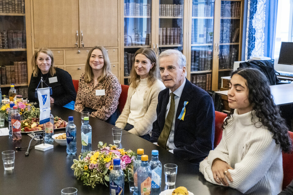 Dorna Anzali, til høyre for statsminister Jonas Gahr Støre, går i første klasse på Oslo katedralskole og sier pandemien fremdeles preger henne og medelevene. Dorna Anzali, til høgre for statsminister Jonas Gahr Støre, går i første klasse på Oslo katedralskole og seier pandemien framleis pregar henne og medelevane.Foto: Ole Berg-Rusten / NTB / NPK