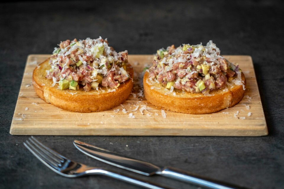 Vil du gjøre ære på et stykke god ytrefilet, kan du lage håndkuttet tartar på toast. TARTAR: Vil du gjøre ære på et stykke god ytrefilet, kan du lage håndkuttet tartar på toast. Foto: Heiko Junge / NTB